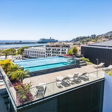 Jacuzzi, Terrace & Infinity Pool At Savoy Insular 아파트
