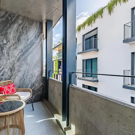 Jacuzzi, Terrace & Infinity Pool At Savoy Insular Apartament Funchal (Madeira)