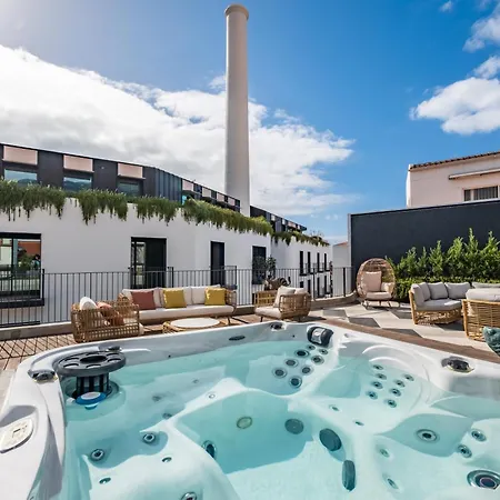 Jacuzzi, Terrace & Infinity Pool At Savoy Insular Apartament